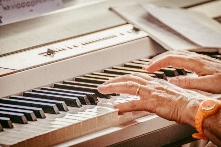 Sing-Got­tes­dienst mit Mati­nee & Musikwünschen