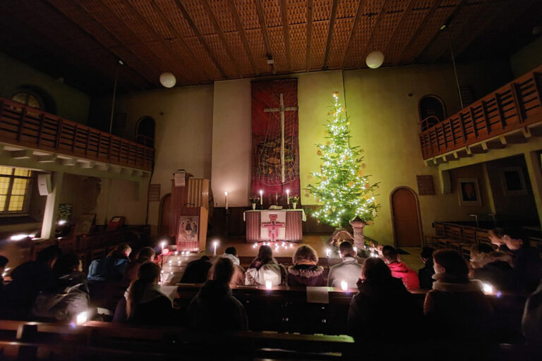 Besuch einer Rei­se­grup­pe zum Taizé-Jahrestreffen